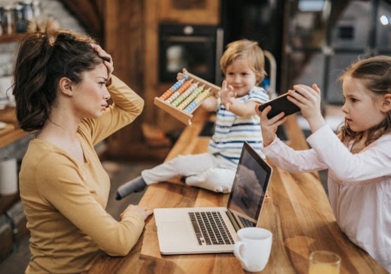 居家上班對許多家長的挑戰更大。allforlifestyle