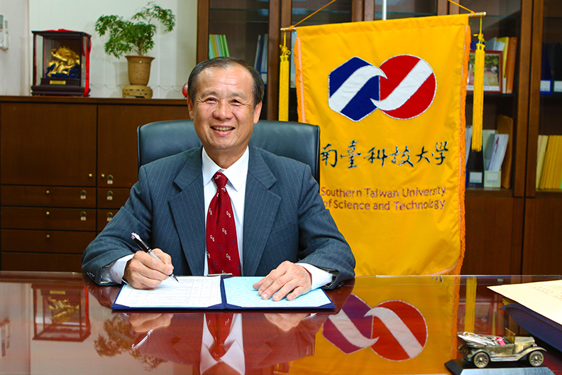 南臺科大校長盧燈茂表示，南臺科大的育才從態度為起點，畢業生不少成為青創家，或是企業愛用、專業又吃苦耐勞的中堅人才。