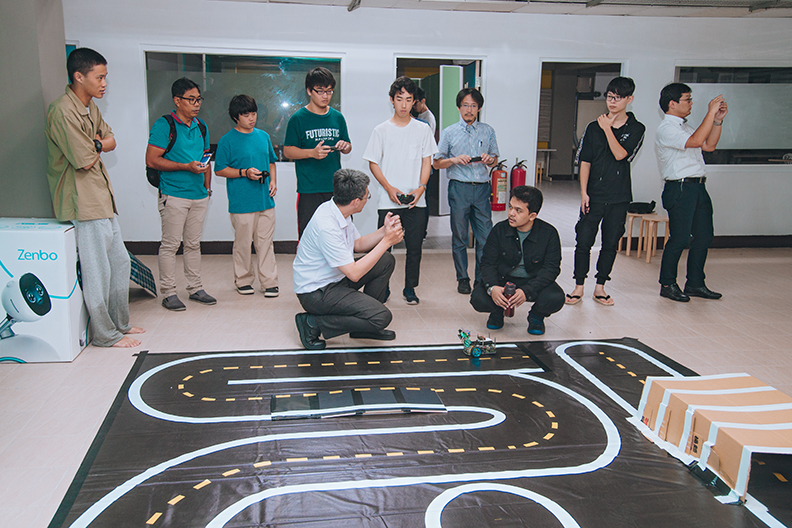 南臺科技大學工學院與姊妹校日本大阪工業大學合辦「國際PBL 機器人實作專題共學課程」之多年上課合作情形。