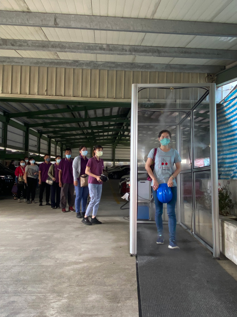 百和所設置的噴霧消毒走道。台灣百和提供