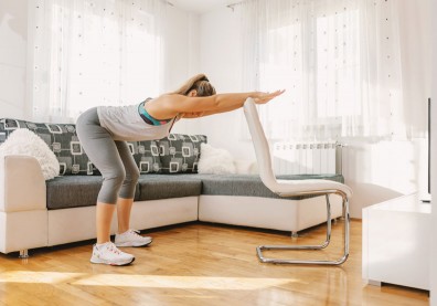 宅在家也能練肌力！圖解５招椅子操，居家防疫輕鬆動