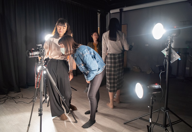 數位攝影暨輸出中心-學生可透過產學合作實踐攝影服務的功能。