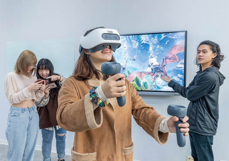 雲端暨智慧物聯網研究中心-透過智慧教學研究空間規劃,搭配先進軟硬體設備。