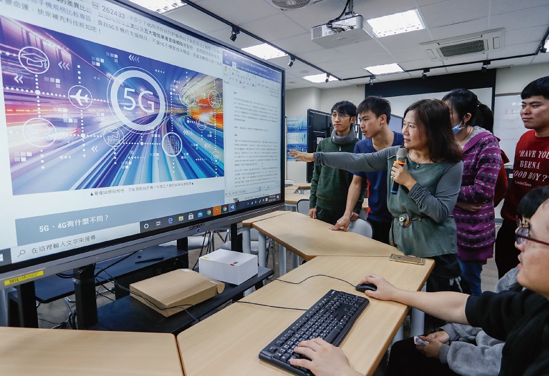 數位創意設計中心-以智慧教室為概念,可跨裝置、跨平台協作。