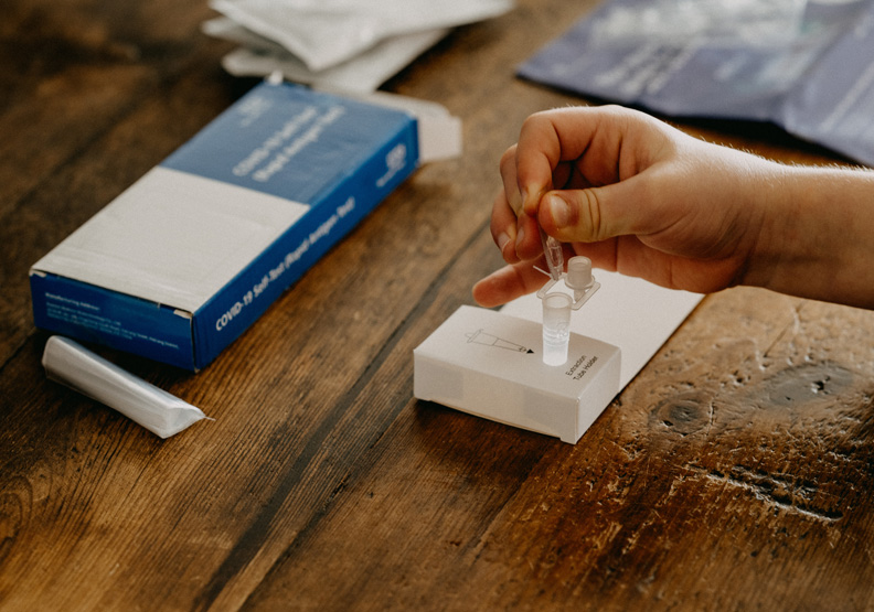 許多國家已開放人民自行購買居家快篩包,Unsplash by Annie Spratt。