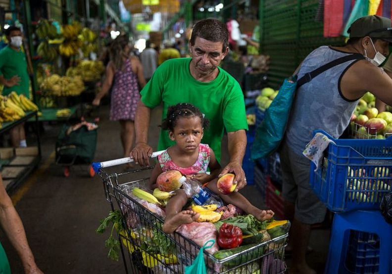 秘魯的許多百姓生活條件並沒有非常好，去年疫情初期，也很多人沒有口罩戴。AP