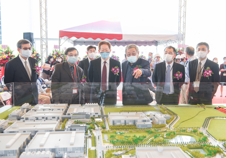 劉德音董事長（左三）及潘冀建築師（右三）於會場觀看台積公司南科廠房模型。台積電提供