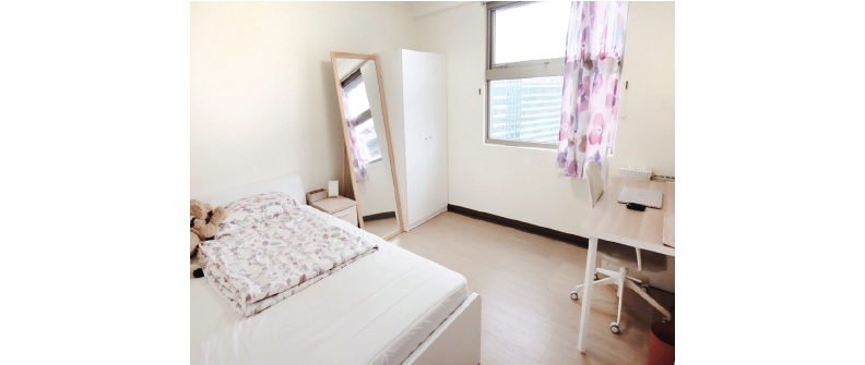 AFTER：把地板貼皮成原木淺色，並把窗簾裁短後，看起來整個房間都不一樣了！取自本書。