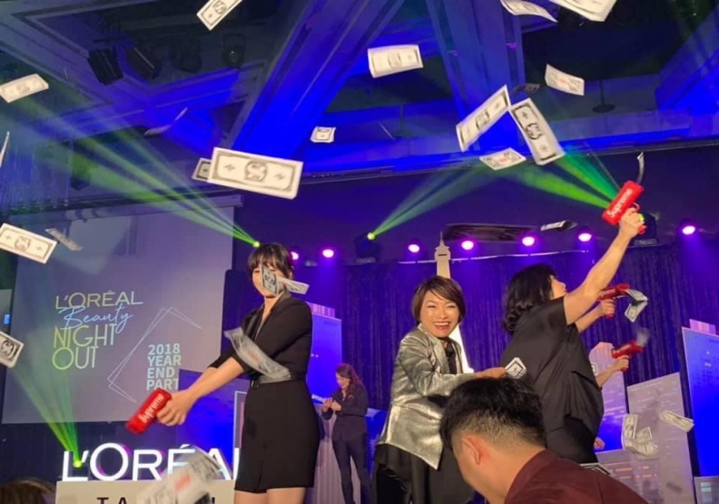 台灣萊雅總裁陳敏慧多次在年終晚會登台表演、表演魔術。台灣萊雅提供