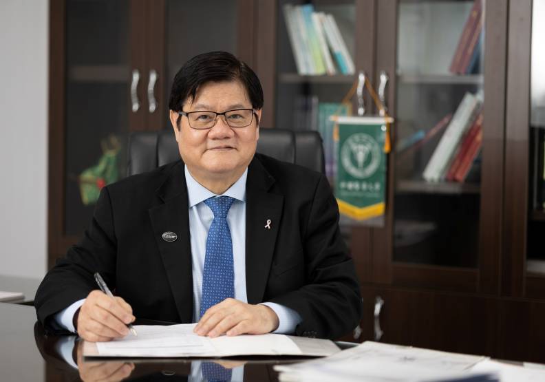 中醫大校長洪明奇是國內極少數「院士校長」，透過禮聘海外學者，推動科研升級。中醫大提供