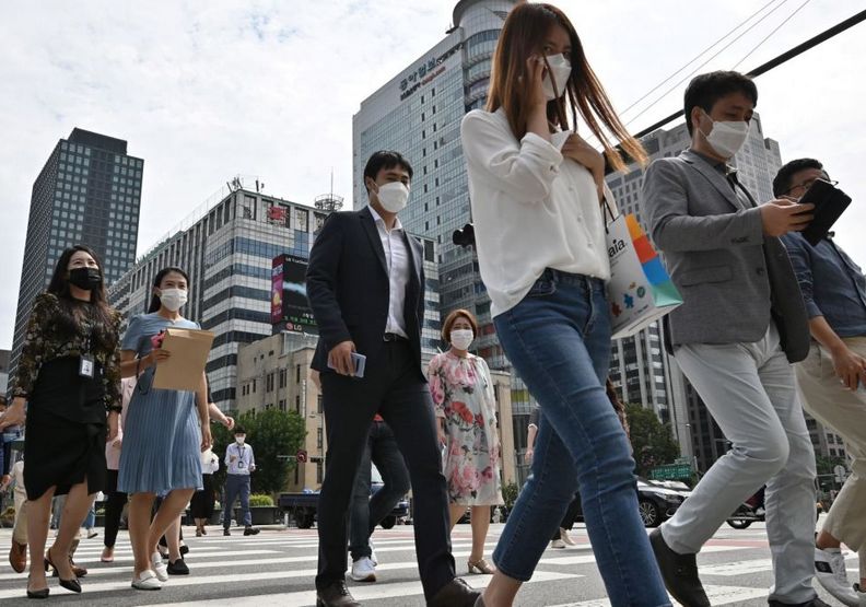 人們期待不用戴口罩上街的日子,依然還很遙遠。cnbc