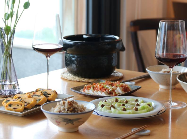 葉怡蘭從餐具、菜色都講究,展現高低深淺的錯落之美。葉怡蘭提供