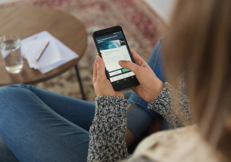 疫情期間宅在家，民眾只能依賴各種App解決大小問題。圖片來源：unsplash