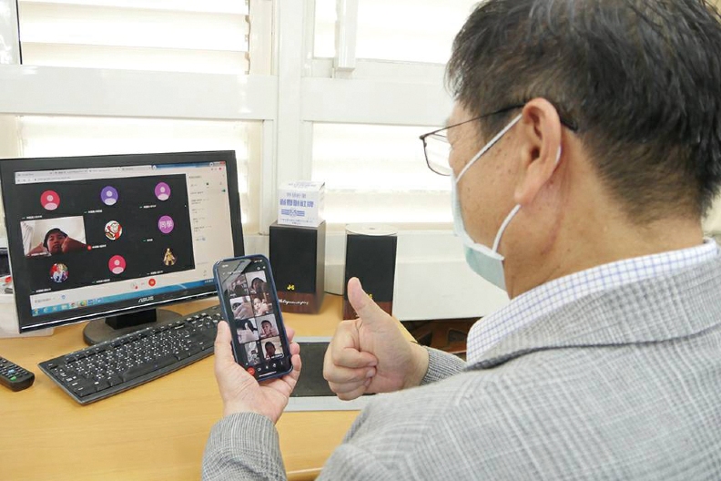 因應疫情三級警戒,全國各級學校採遠距教學,縣長楊文科關心學子線上學習情形。