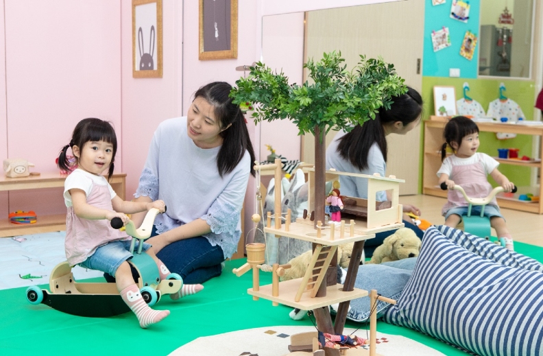 新竹縣透過增設托嬰中心、公托家園、非營利幼兒園及增建婦幼館等措施營造友善的生育環境。