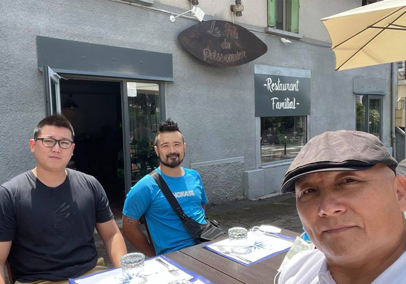 教練狄懋昌(前)與選手簡子祥(後右一)合照。教練狄懋昌提供