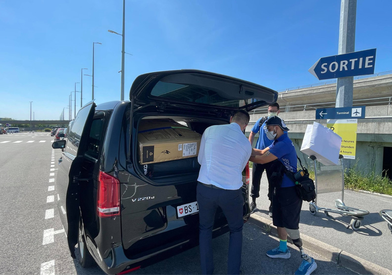 英國運動泡泡都有專車接送。教練狄懋昌提供