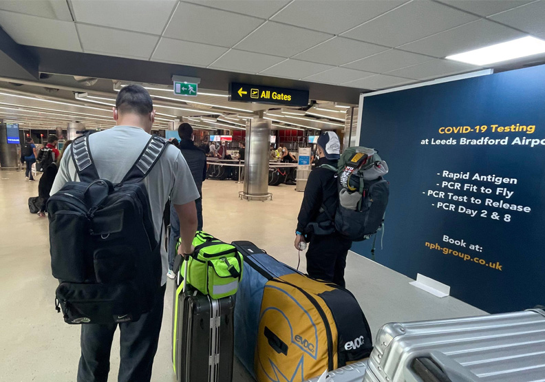 英國里茲機場普篩告示。教練狄懋昌提供