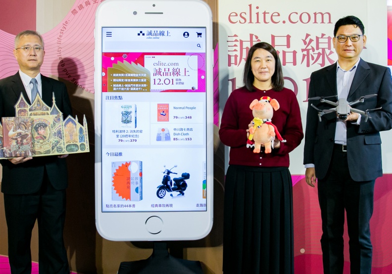 圖／去年12月誠品宣告積極衝刺電商平台「誠品線上」。誠品董事長吳旻潔（右二）、總經理李介修（左一）、 電子商務處副總經理張鈿浤（右一）出席「誠品線上」開站記者會。誠品提供