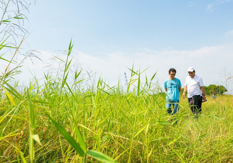 魏德聖與屏東縣長潘孟安討論電影計畫。果子電影