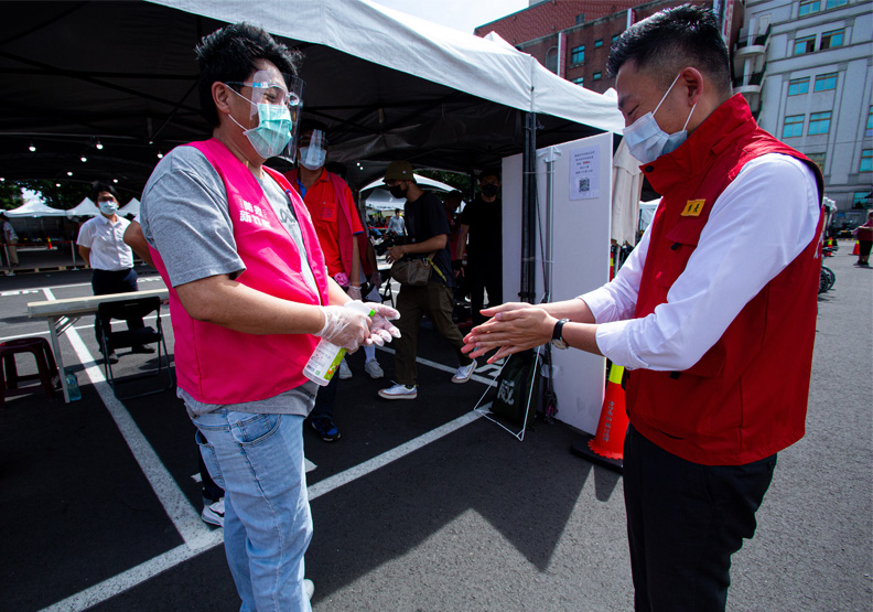 新竹市長林智堅視察竹科大型篩檢站。池孟諭攝 