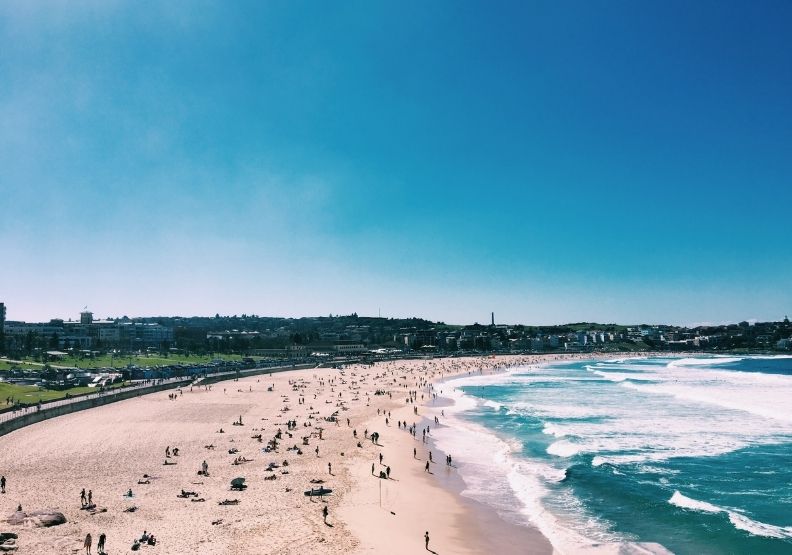 澳洲第一大城雪梨和邦迪海灘（Bondi Beach）等東部郊區，因Delta變異株的疫情擴散，已實施封鎖措施。Photo by Paula-Jorunn Naes on Unsplash