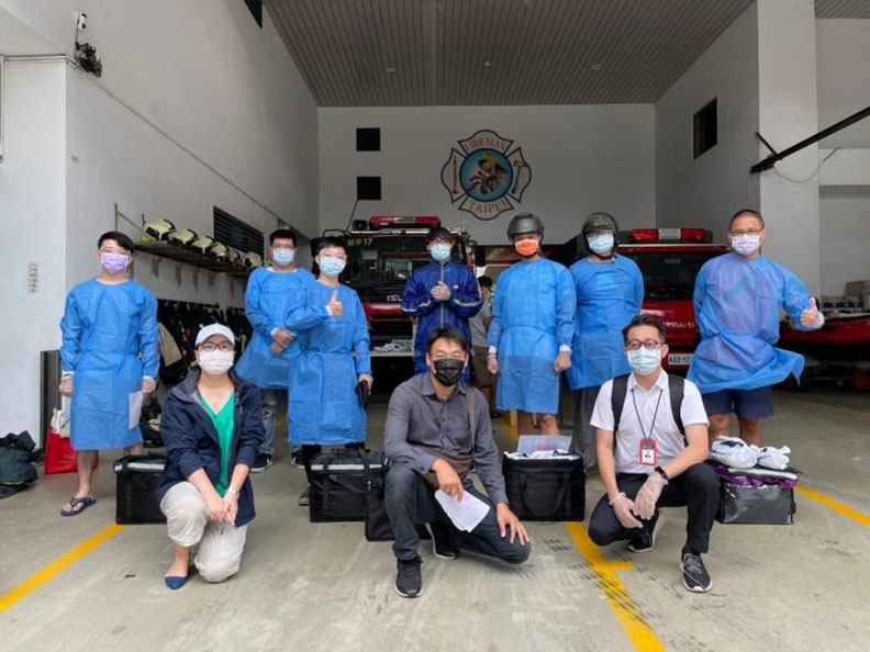 邵維倫與臉書社團「我是萬華人」版友自疫情爆發後積極援助在地防疫。圖為他們自消防局將市府社福便當送至萬華弱勢老人家中。邵維倫提供