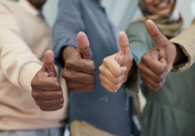 為什麼最先發言的人，較容易帶風向？《快思慢想》康納曼：「社會壓力」是溝通雜訊！