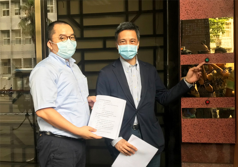圖／菱光科技董事長黃育仁今按鈴控告鈺叡董事長郭冠群。菱光科技提供