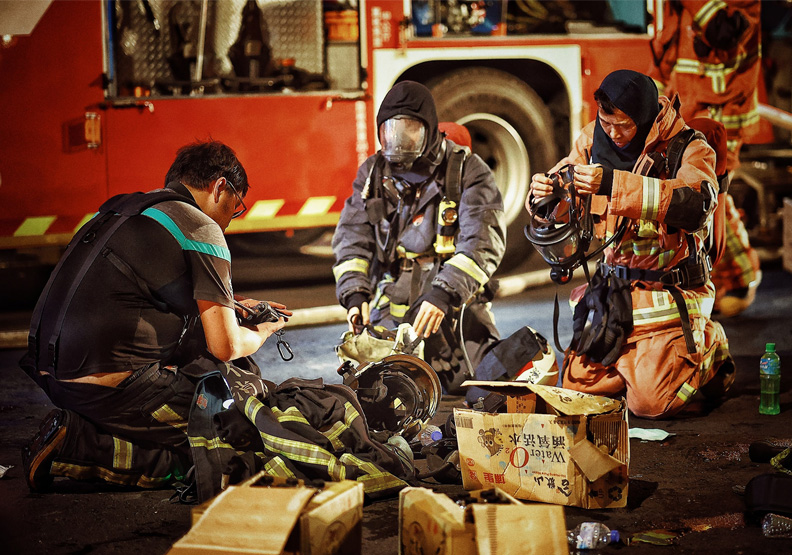 圖／彰化喬友大樓大火救災現場照。彰化人大小事臉書社團網友JJ Nian攝