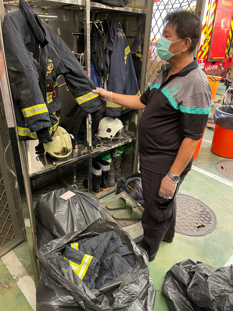 小隊長不捨 消防隊員陳志帆搶救喬友大樓火警殉職,小隊長柯文進整理遺物時,忍不住悲傷落淚。聯合新聞網提供