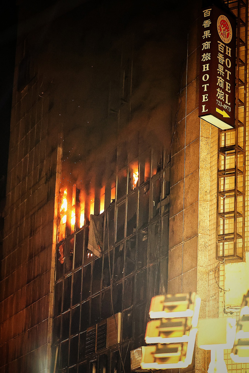 彰化喬友大樓大火救災現場照。彰化人大小事臉書社團網友JJ Nian攝