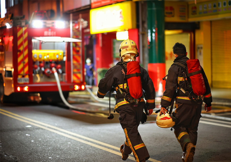 彰化喬友大樓大火救災現場照。彰化人大小事臉書社團網友JJ Nian攝