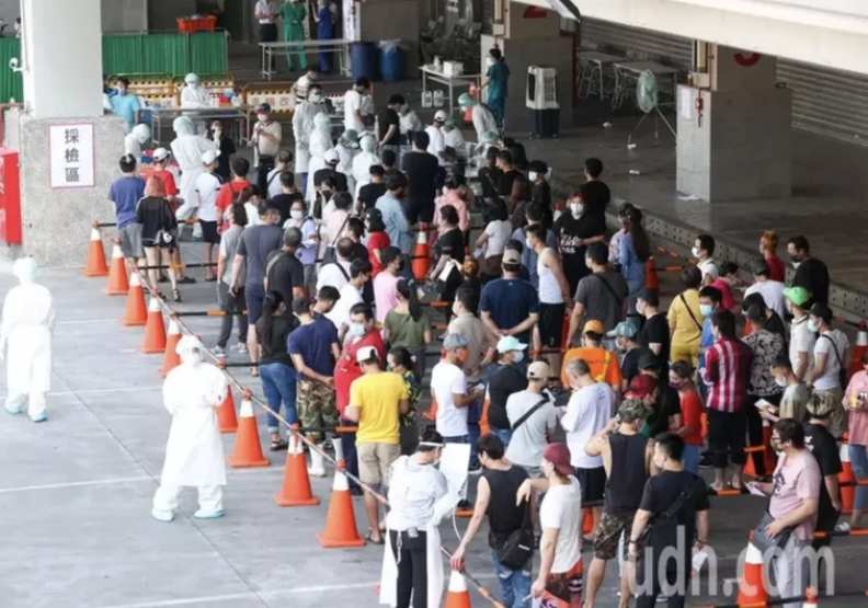 環南市場今天一早進行家禽市場及周邊居民的篩檢作業，現場安排動線讓民眾依序排隊篩檢。聯合新聞網提供