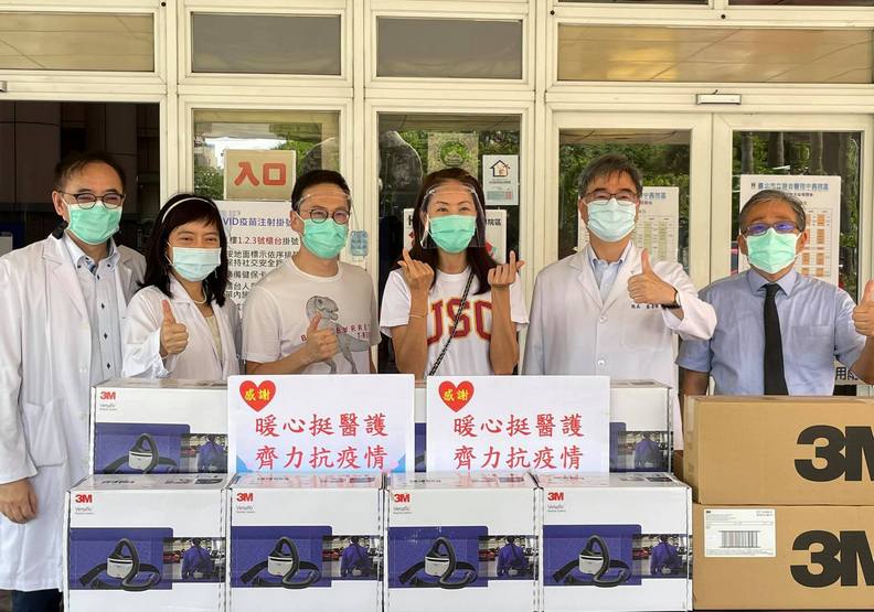 先生王兆杰(左3)成了賈永婕背後最大的支柱。賈永婕提供