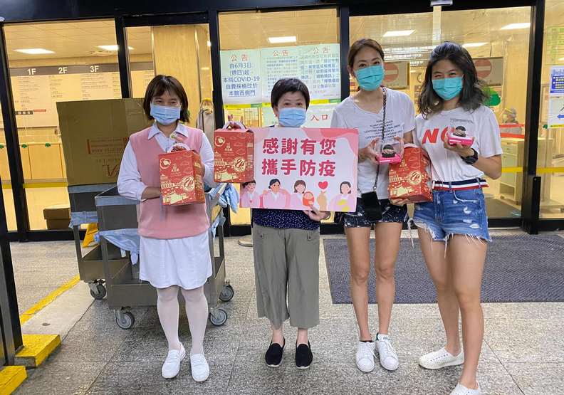 賈永婕大女兒安安(右1)也是她的得力助手。賈永婕提供