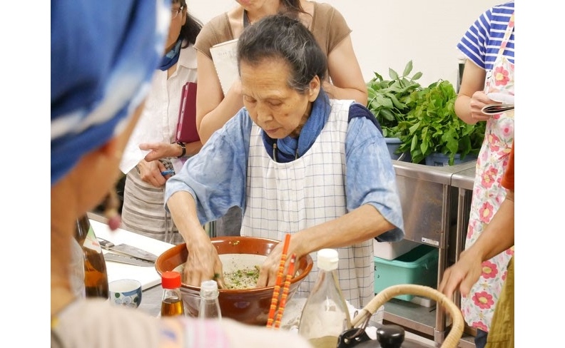 多年來若杉友子在日本全國各地舉辦料理教室與講座，推廣食養理念。（出自noricastyle.com）