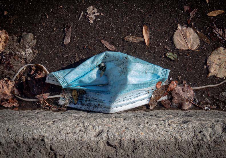 大流行期間一次性口罩和手套用量增加,廢棄物和亂丟垃圾問題跟著浮現,Unsplash by Elizabeth McDaniel