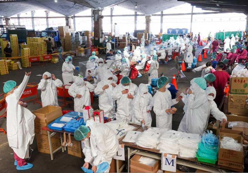 北農第一果菜市場昨天進行2000人的篩檢作業，現場分成10條動線可以同時篩檢，篩檢速度非常快速。聯合新聞網提供