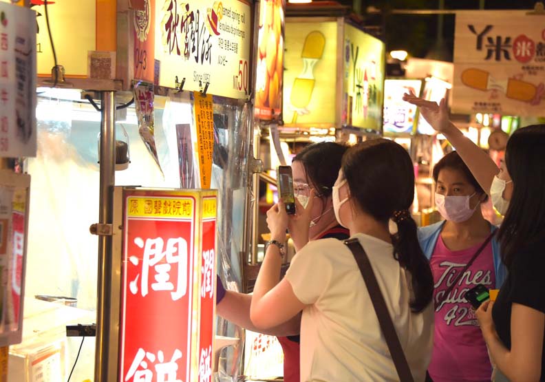 夜市微解封人流增加！指揮中心重申：每2.25平方公尺僅能1人