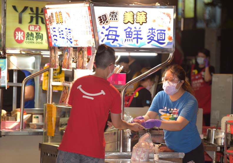 寧夏夜市微解封出現人潮,台北市政府提供。