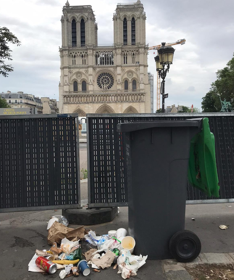巴黎街道上隨處可見廢棄物,Twitter@saccageparis。