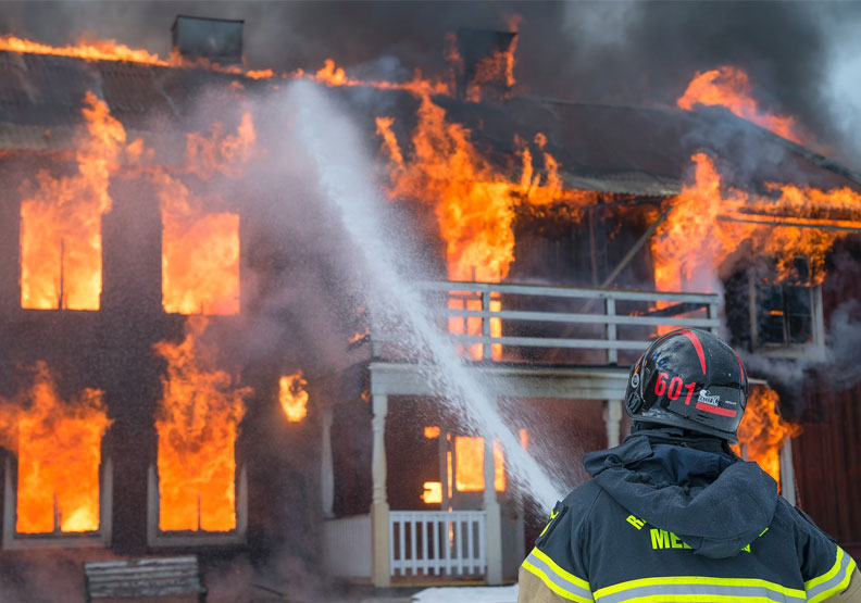 火場中的頭號殺手是濃煙,不會隨著建築型態而改變。Unsplash by Daniel Tausis