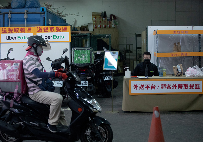 京站在停車場設立外送專區。池孟諭攝