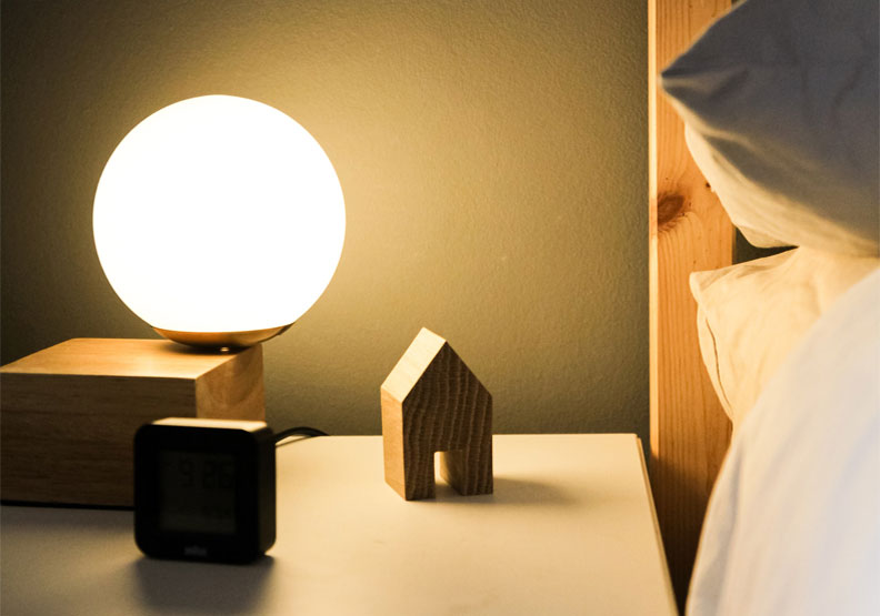 營造良好的睡眠環境,掌握光線(幽暗)、聲音(安靜)、溫度( 26 度最佳) 3 要素,對入睡都有幫助。Unsplash by Beazy