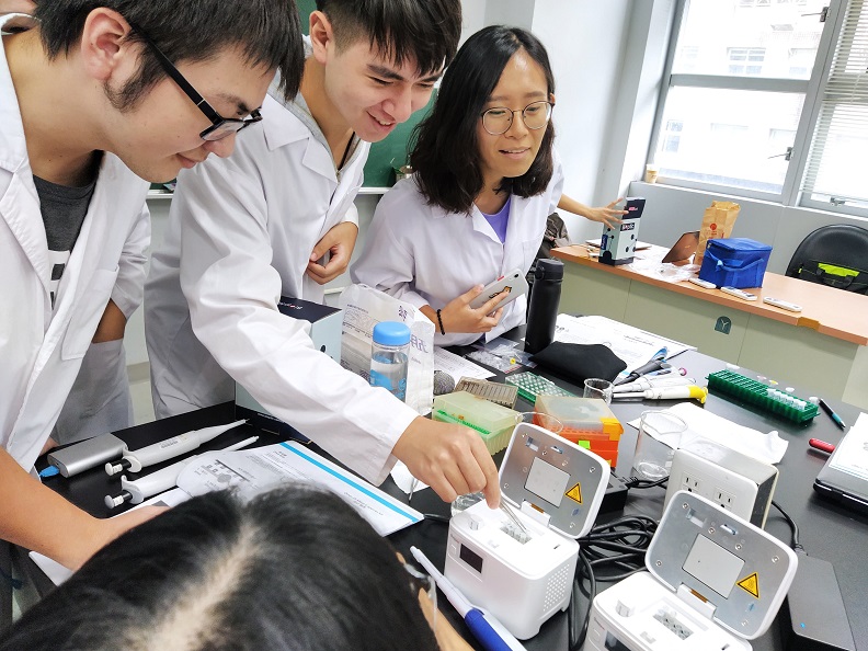 宜蘭大學透過農委會「地方創生輔導團計畫」盤點在地DNA、找出特色產業,再由研發處鏈結校內軟硬體資源,媒合專業師資協助地方產業升級與轉型。