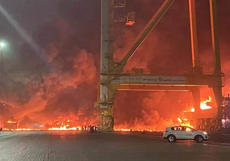 圖／杜拜主要港口傑貝阿里港（JebelAli Port）7日深夜發生大爆炸。翻攝自Disclose.tv