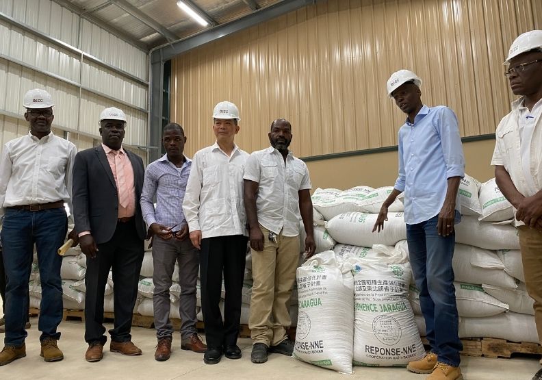 海地總統摩伊士(右二)生前與台灣邦誼緊密。左四為前台灣駐海地大使劉邦治。呂慶龍提供。