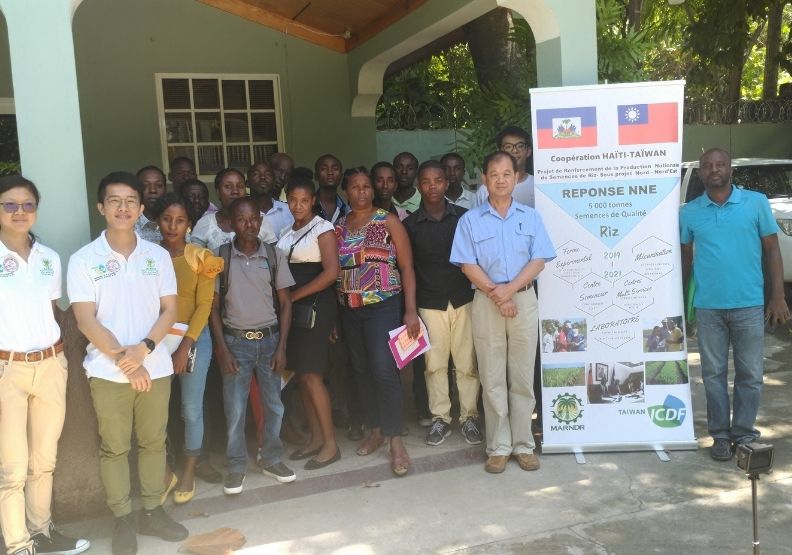台灣農技團在當地普獲肯定,農技團黃團長添棟(前排右二)與海地民眾合照。呂慶龍提供