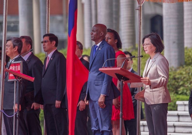 2018年友邦海地共和國總統摩伊士(右2),總統蔡英文(右1)。總統府提供。